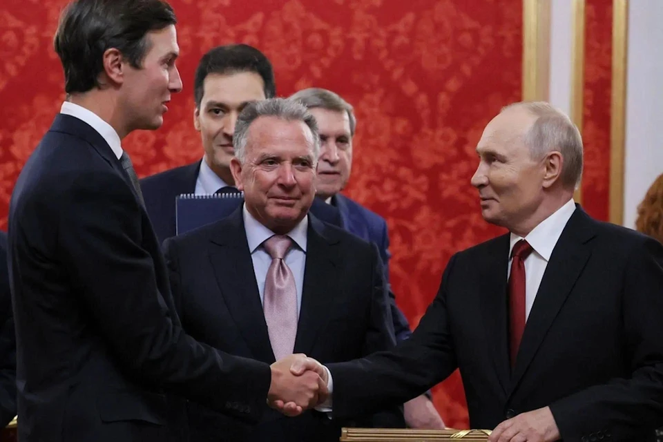 Президент России Владимир Путин может провел переговоры со спецпосланниками президента США Стивом Уиткоффом и Джаредом Кушнером в Петербурге.