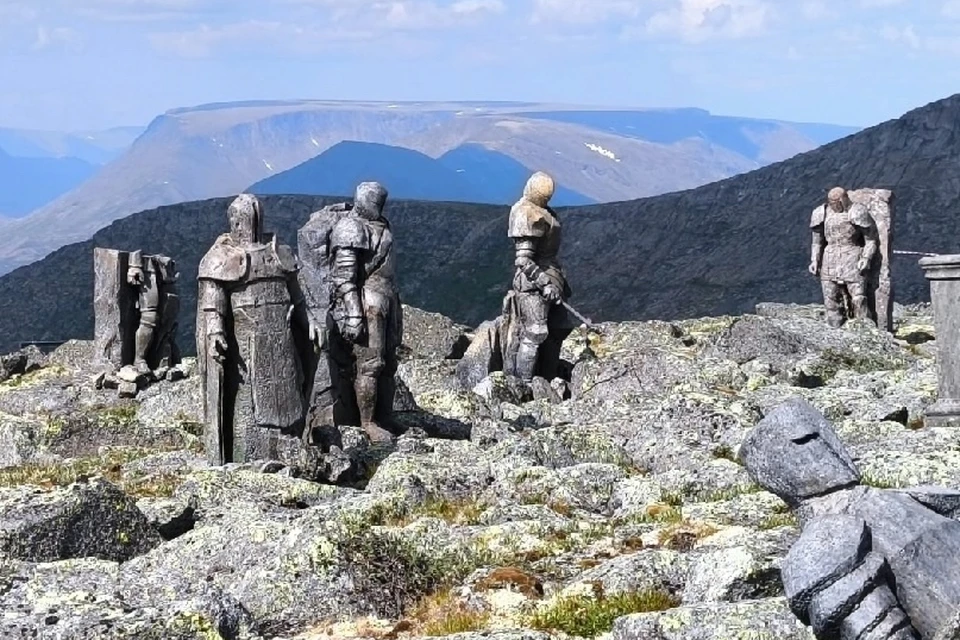 Съемки в Хибинах длились 10 дней, а декорации оставались дольше, привлекая внимание местных жителей и туристов. Фото: Центр развития кинопроизводства Мурманска / vk.ru/nordfilm51
