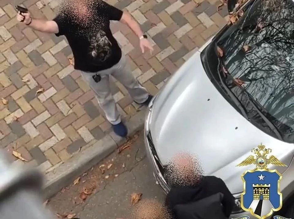 На кадрах видно, как в ходе словесной перепалки один из участников демонстрирует предмет, похожий на пистолет. Фото: пресс-служба МВД по Ставропольскому краю.