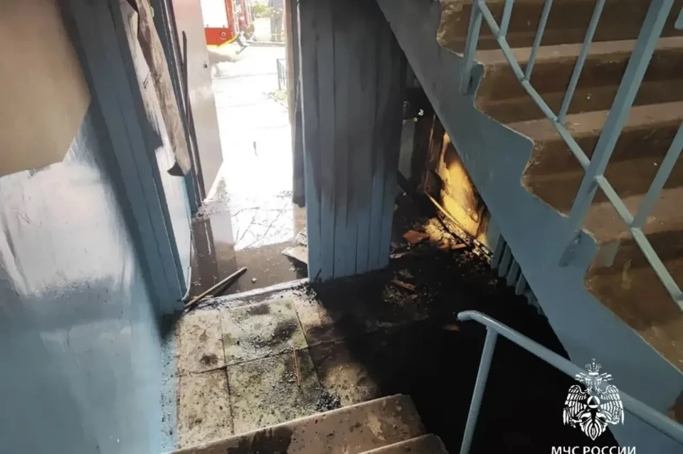 В Братске из горящего подъезда спасли двух человек