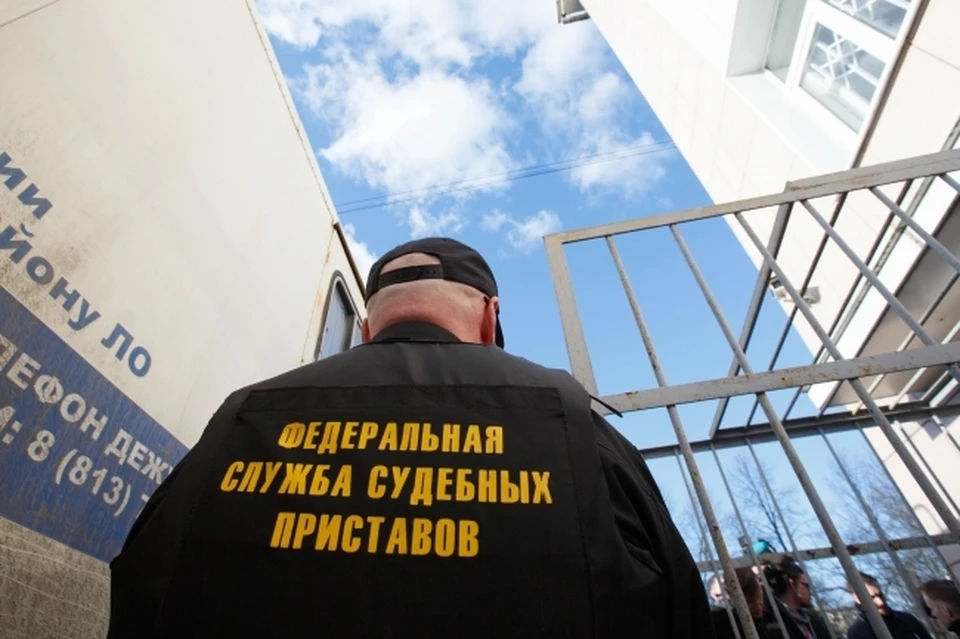 В Кузбассе двое осужденных прятались от приставов в шкафу
