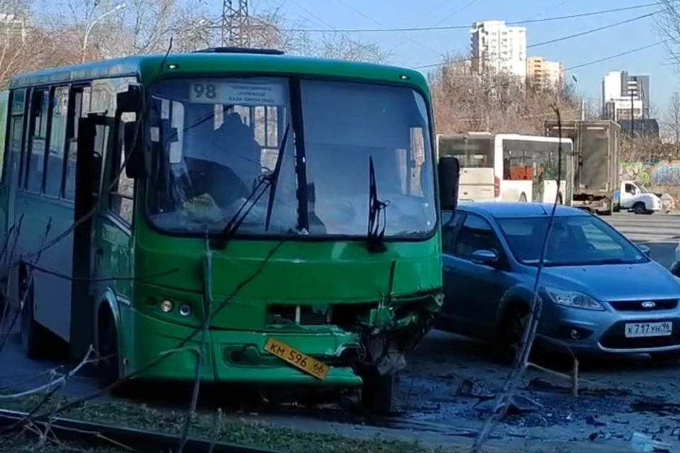 В ДТП столкнулись иномарка и пассажирский автобус. Фото: читатель