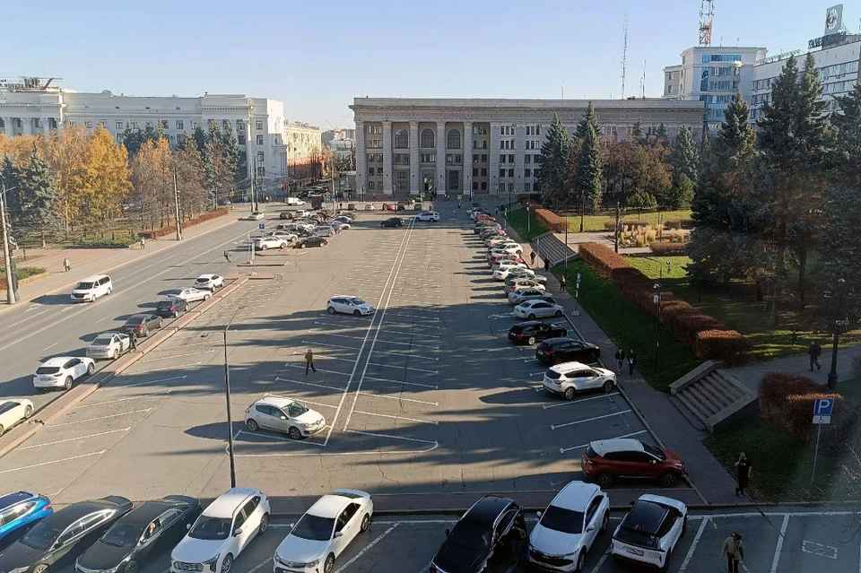 На Театральной площади после открытия платной парковки стало меньше машин