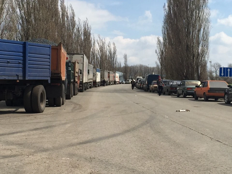 На границе Украины с Польшей образовались большие очереди из-за отключений света