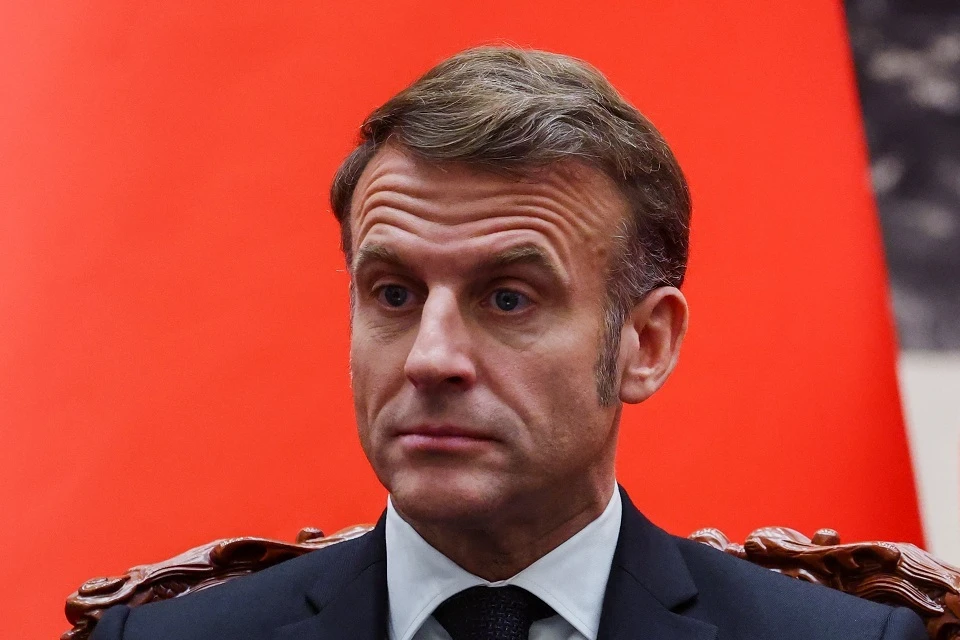 «Макрон сходит с ума»: во Франции обозлились на президента из-за попытки запретить соцсети