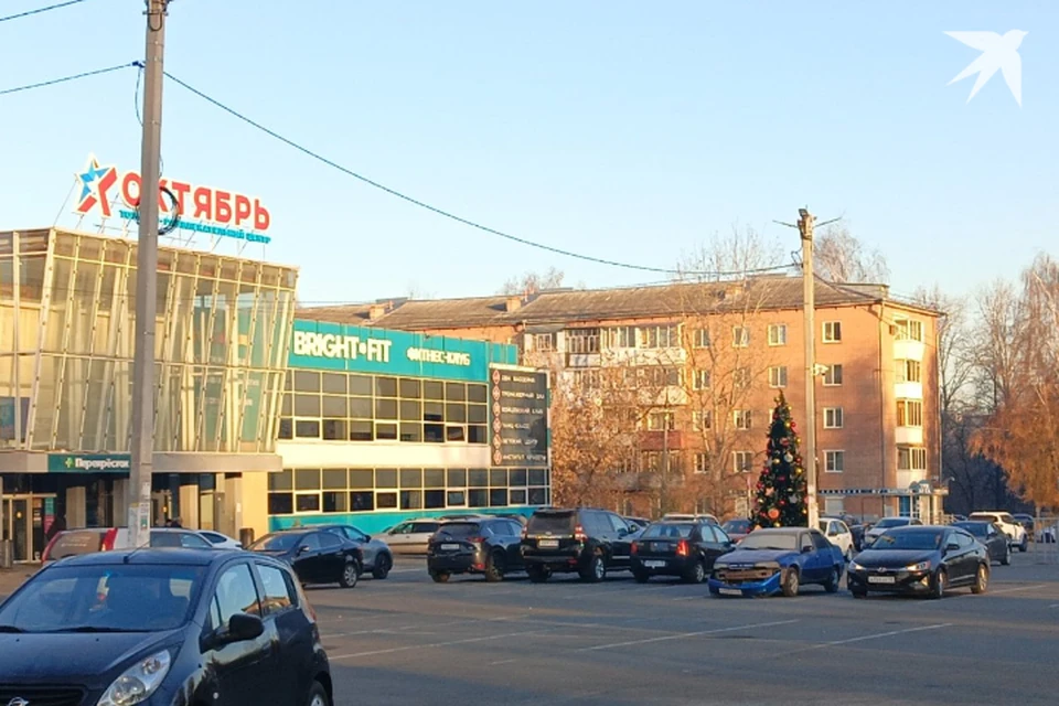 Первую новогоднюю ель в Ижевске установили у ТЦ «Октябрь»