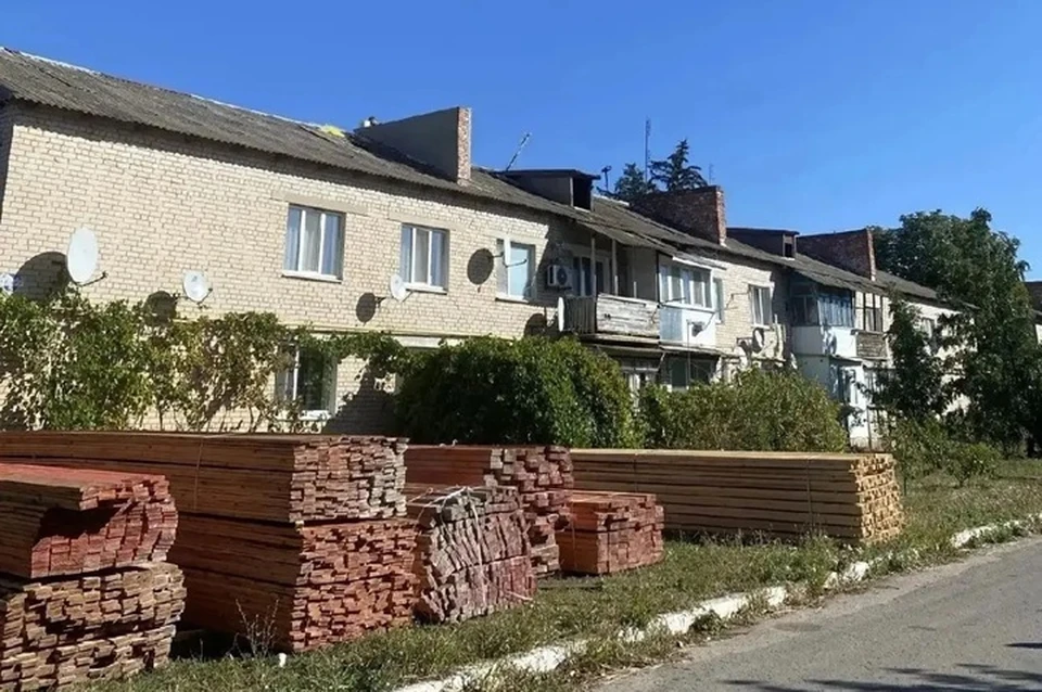 В Херсонской области специалисты Единого регионального фонда по управлению многоквартирными домами приступили к капитальному ремонту кровель. Фото: MAX-канал Владимира Сальдо