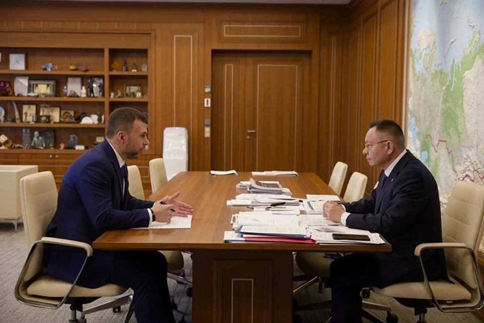 Глава Минстроя РФ Ирек Файзуллин провел рабочую встречу с Главой ДНР Денисом Пушилиным. Фото: Минстрой России