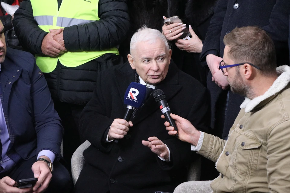Лидер партии "Право и справедливость" Качиньский выступает перед прессой во время акции протеста