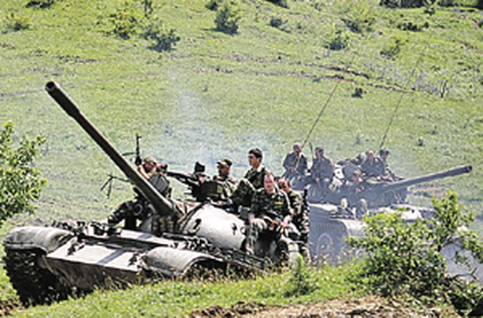 Осетия регулярно проводила военные учения ополченцев (на фото). Все-таки ей достался беспокойный сосед - Грузия.
