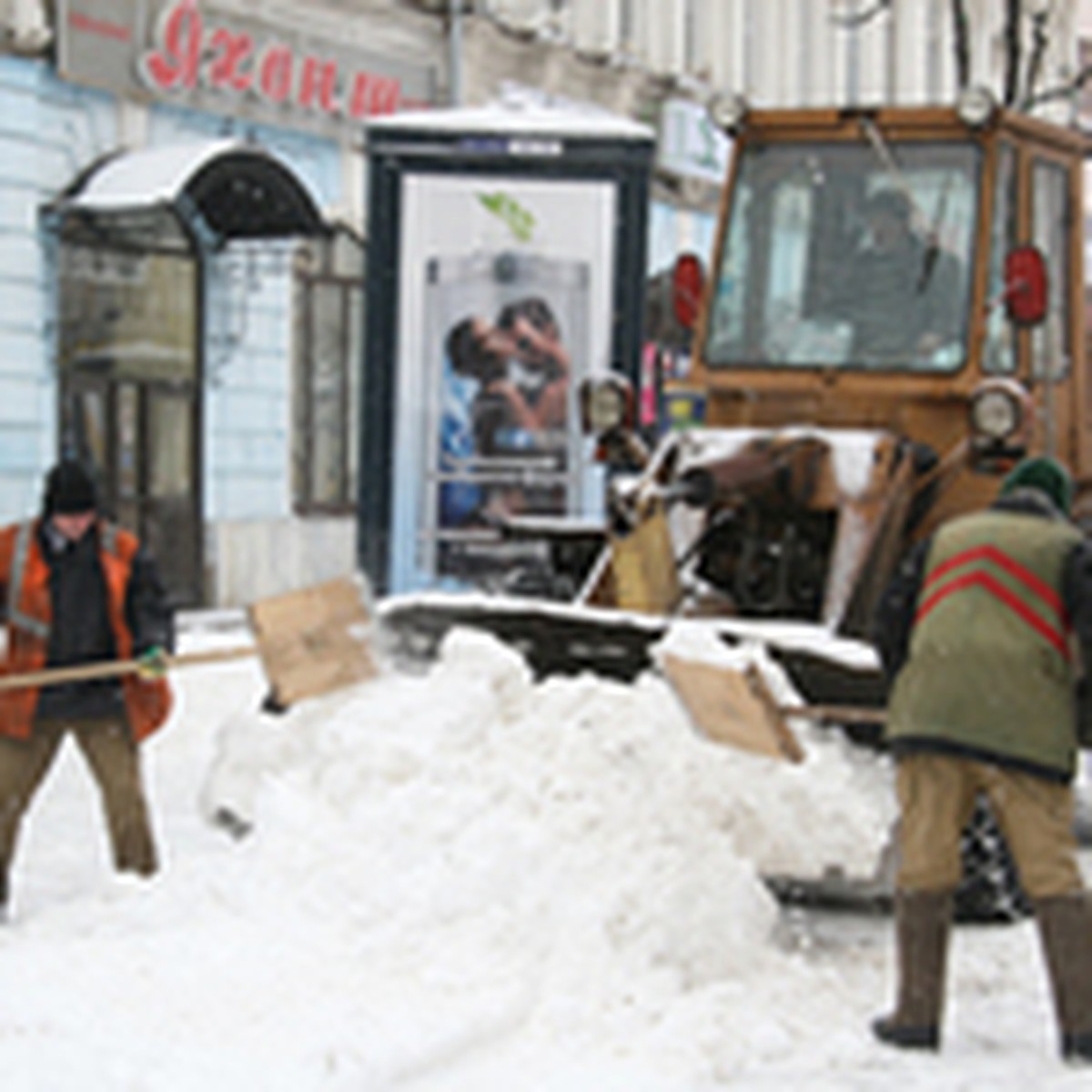 За плохую уборку дворов с управляющих компаний можно требовать перерасчет -  KP.RU