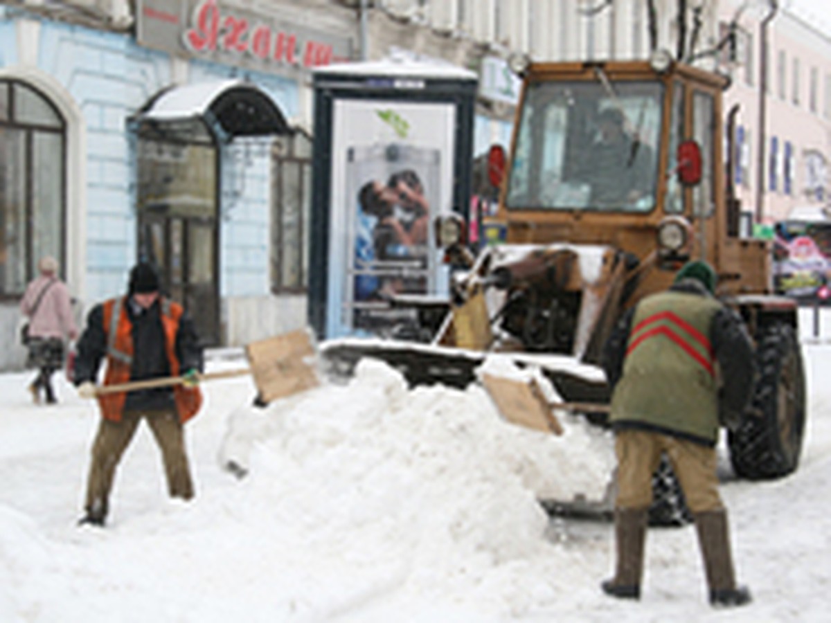 За плохую уборку дворов с управляющих компаний можно требовать перерасчет -  KP.RU