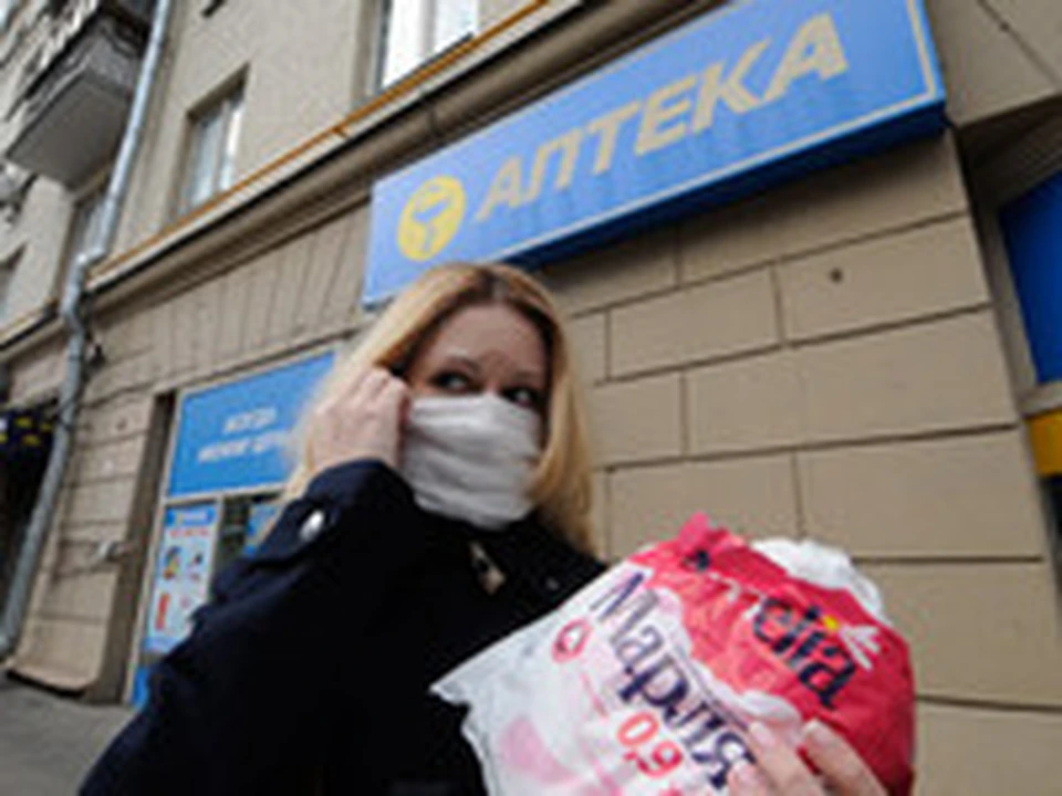 Без маски в общественные места ходить сейчас не стоит. Только на улице ее можно не надевать.