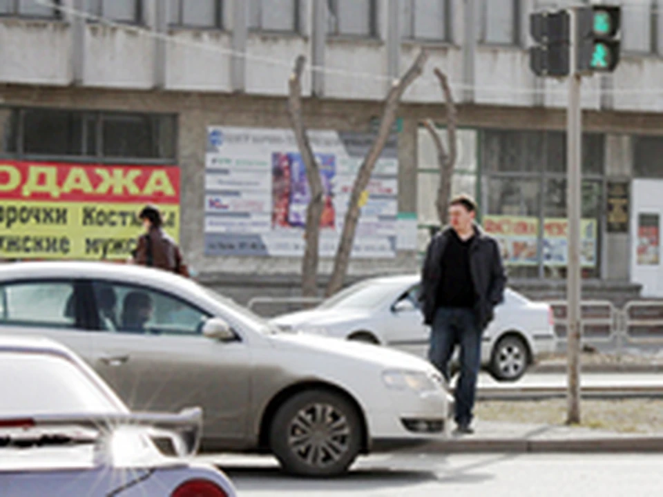 Переходить дорогу в Челябинске опасно даже на зеленый свет