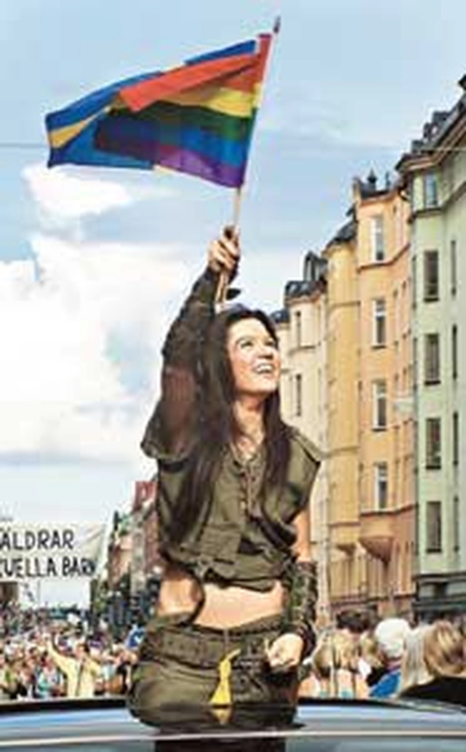 Проехав во главе парада, Руслана размахивала двумя флагами: желто-синим шведским и радужным фестивальным.