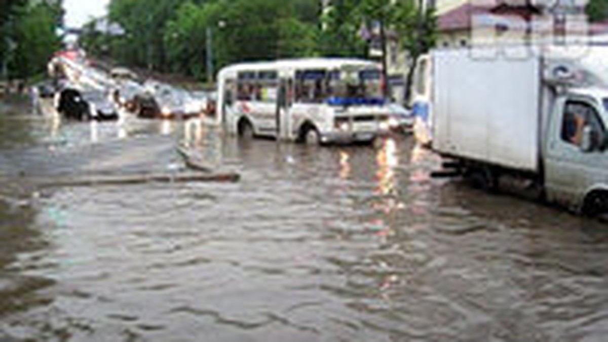 Водный апокалипсис в Нижнем: по улицам плавают машины, без электричества  остались тысячи жителей области - KP.RU