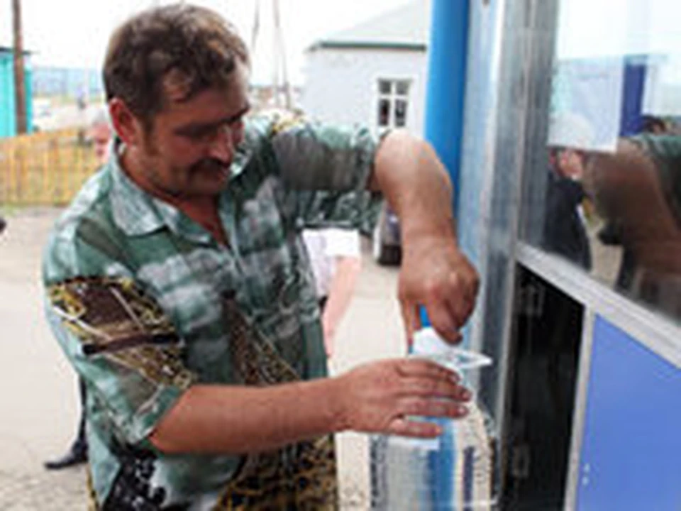 Продажи без воды. Вода привозная в Заларях. Продавец продает воду. Залари вода привозное ООО. Депутат пьет воду.