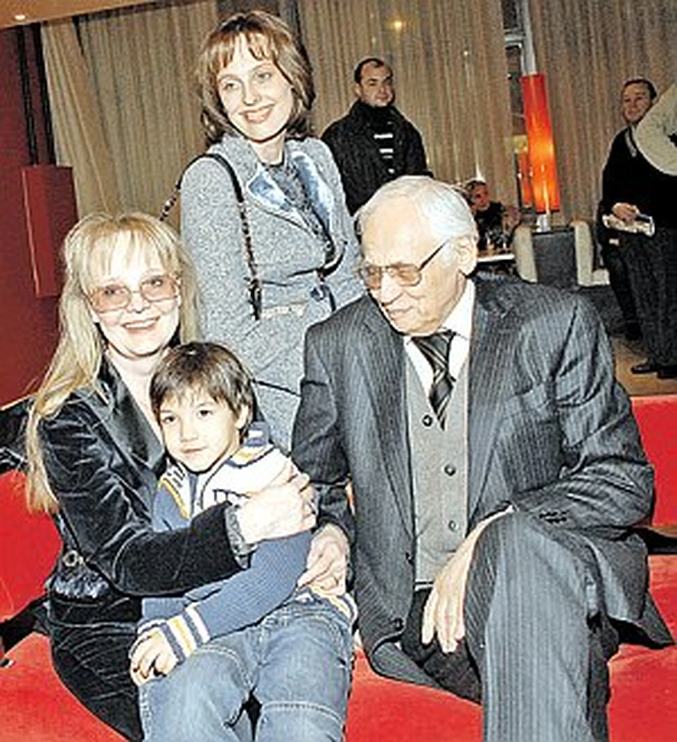 Счастливое семейство: Наталья Белохвостикова (слева) с дочкой, мужем и приемным сыном Кирюшей.