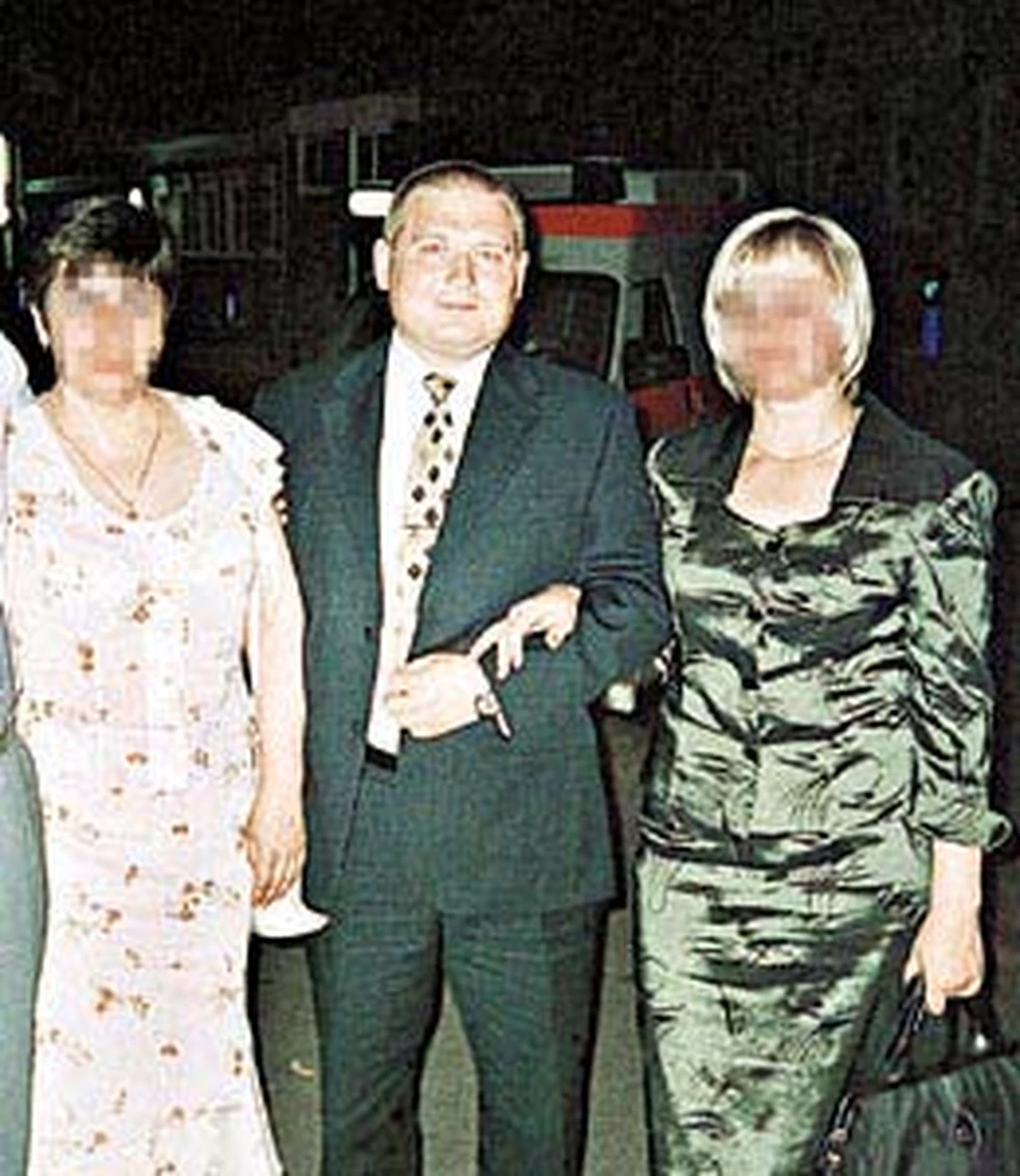 Милиционер Михаил Артамонов с неизвестными.