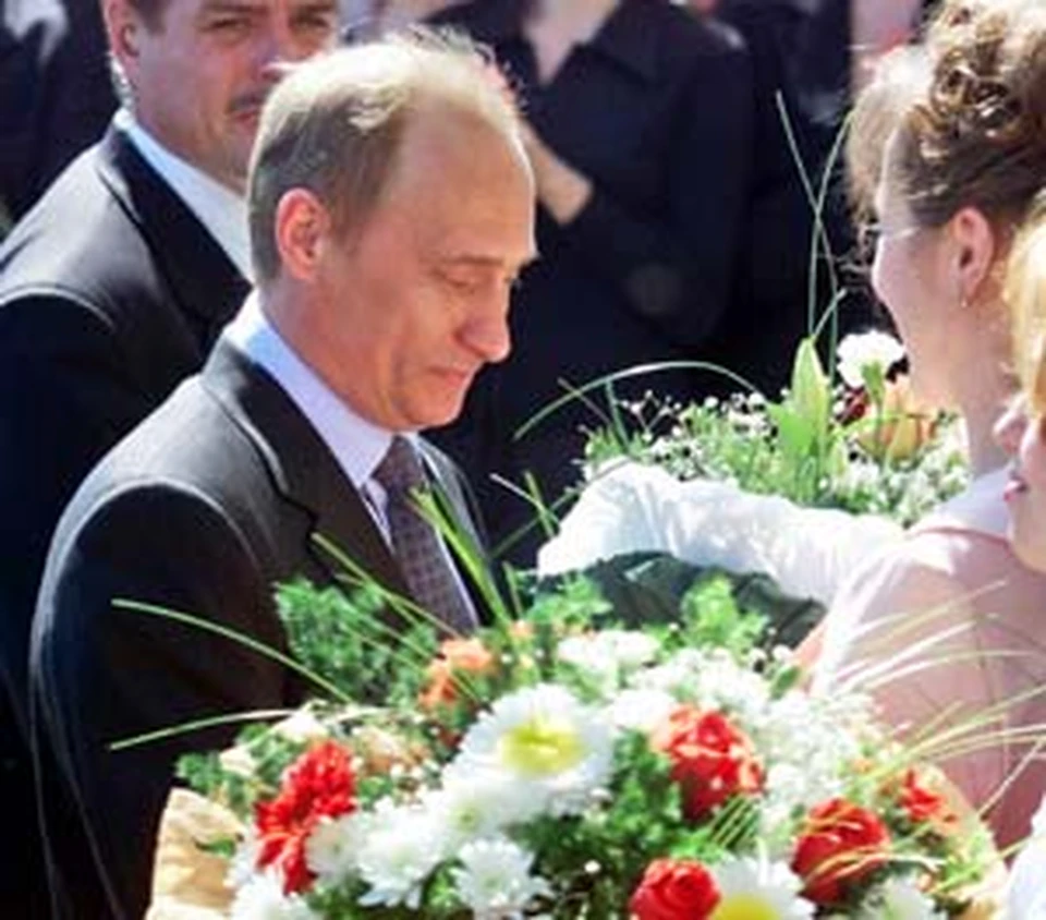 Путин с цветами фото с днем рождения