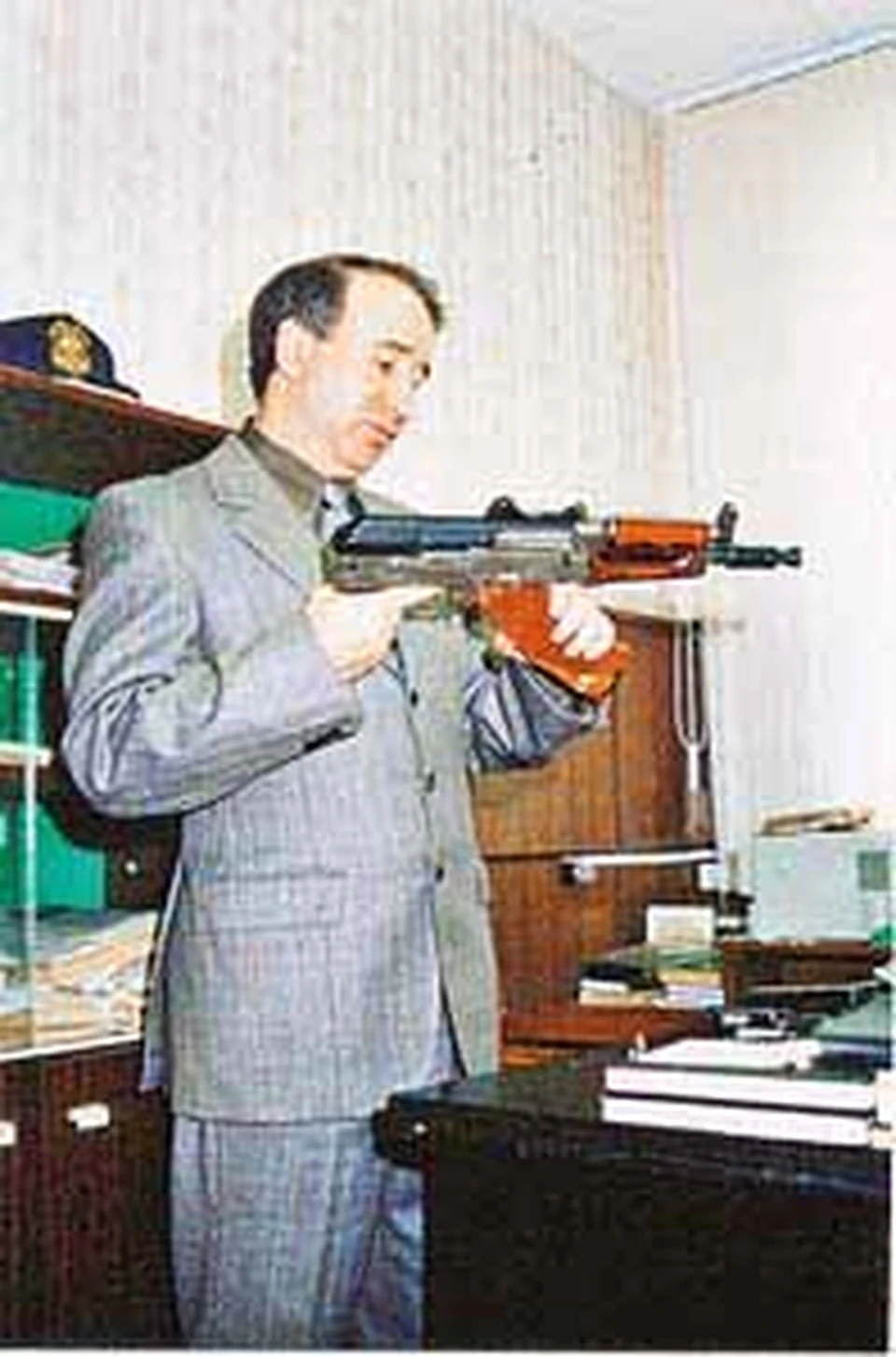 Следователь прокуратуры  по особо важным делам Дмитрий Плоткин с тем самым автоматом, стрелявшим в «Сельмаше».