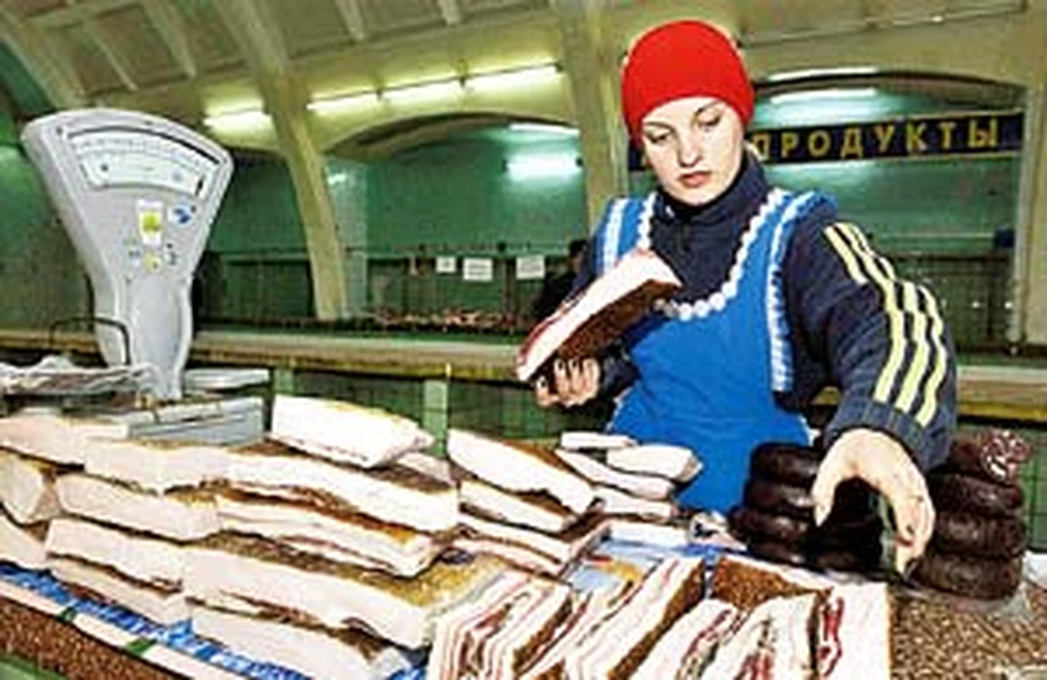 На центральном рынке Донецка хорошее сало с прослойками и мягкой кожей стоит 35 гривен за кг...