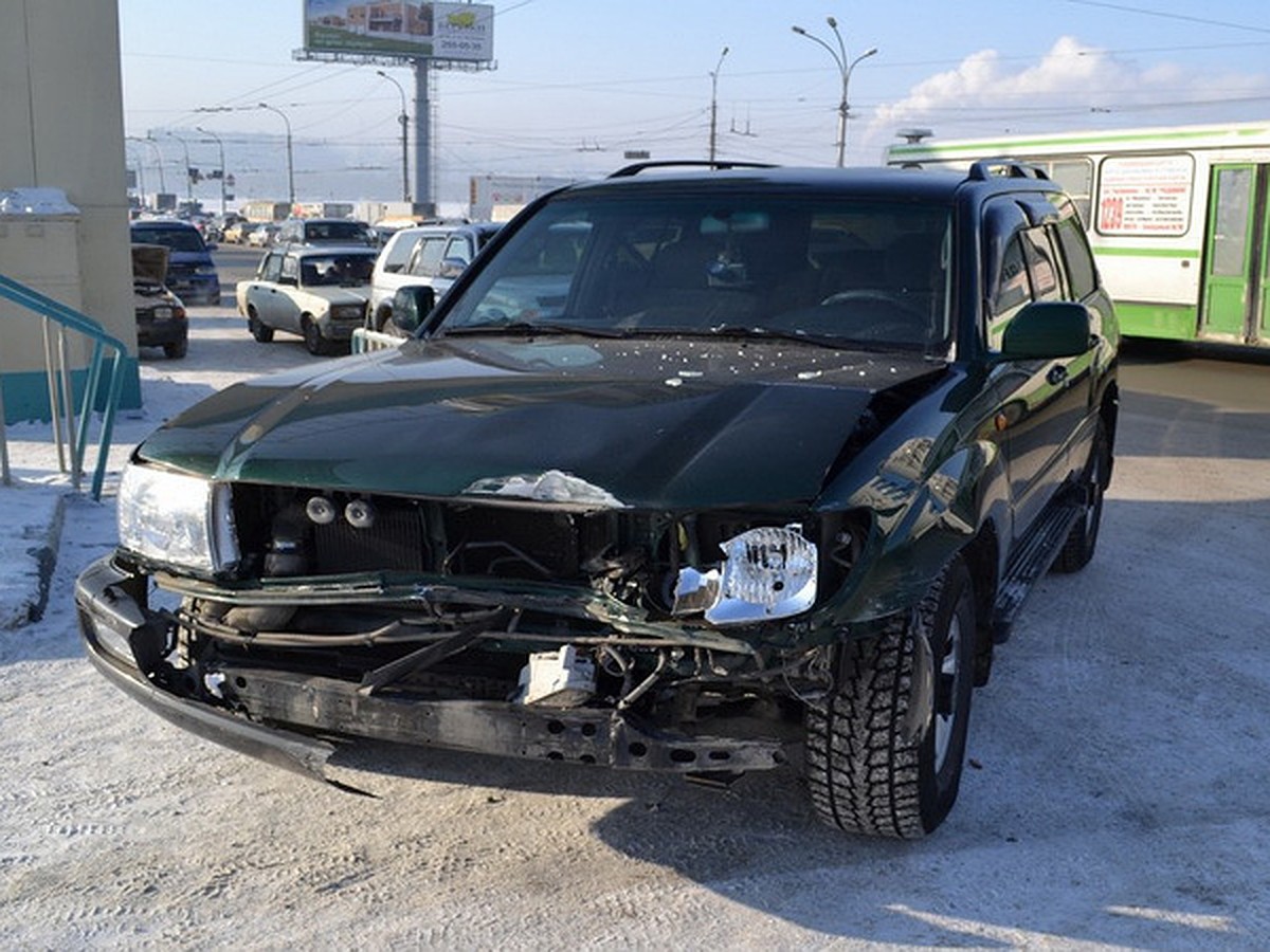 Рекордное ДТП в Новосибирске: 12 автомобилей врезались друг в друга на  Коммунальном мосту - KP.RU