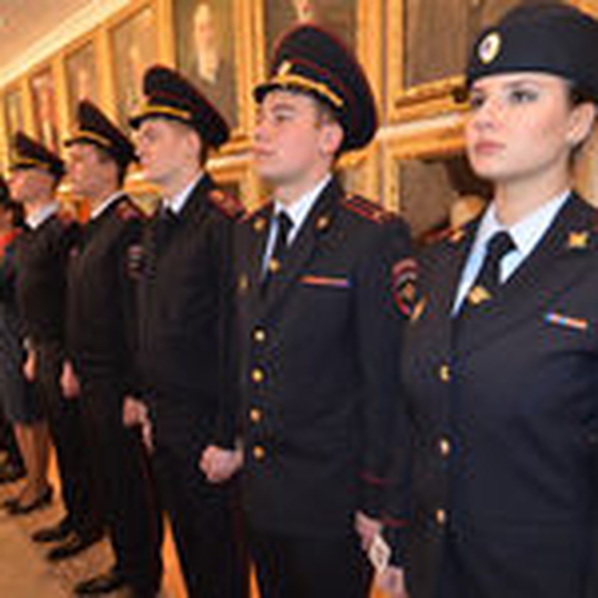 Российские женщины-полицейские в новой форме будут похожи на стюардесс. А мужчины - на копов - KP.RU
