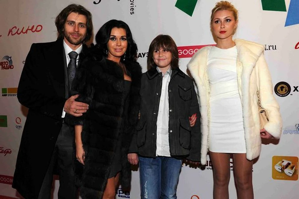 Актриса организовала семейный культ-поход в кино: на фото с мужем Петром Чернышевым, сыном Майклом и дочкой Анной.