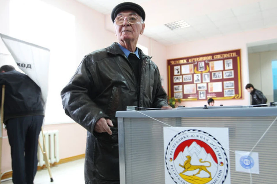 Южная Осетия со второй попытки выбирает президента