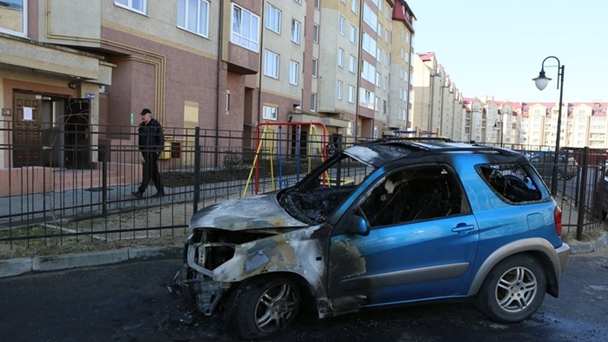 В Калининграде одну «Тойоту» взорвали, а другую — подожгли - KP.RU