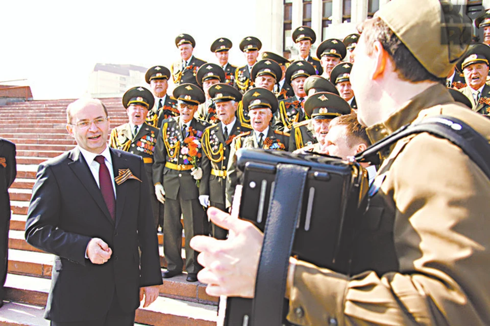 Поздравив уральских ветеранов на параде, губернатор Александр Мишарин еле удержался от желания спеть под фронтовую гармонь.