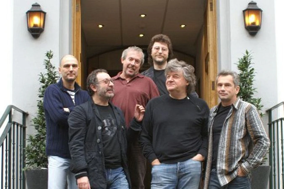 Владимир Матецкий (в центре, руки в брюки) с «Машиной времени» - к концу года композитор надеется заняться с группой новыми песнями.
