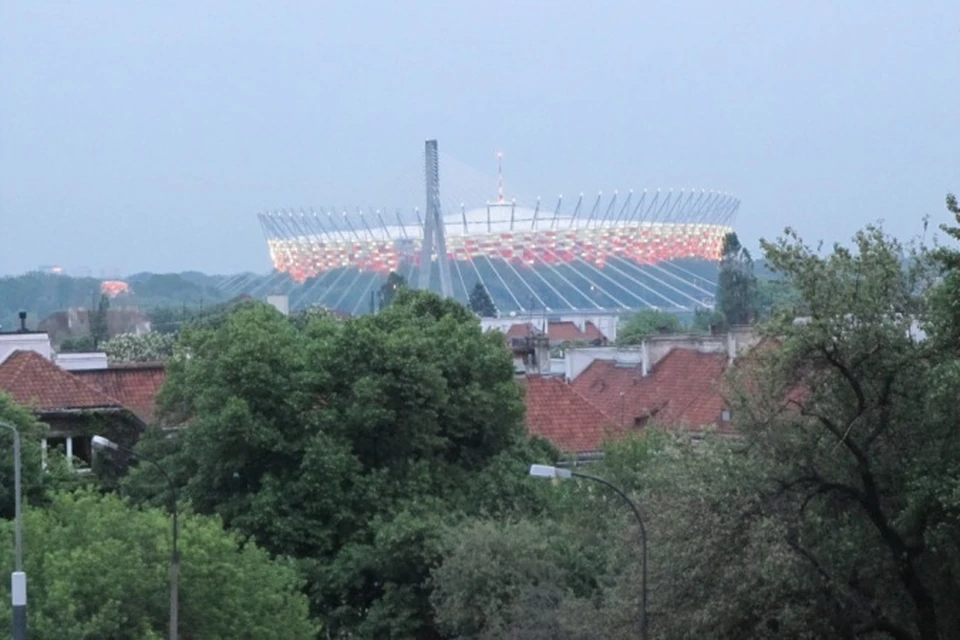 Так смотрится новая футбольная арена с террасы возле Королевского замка.