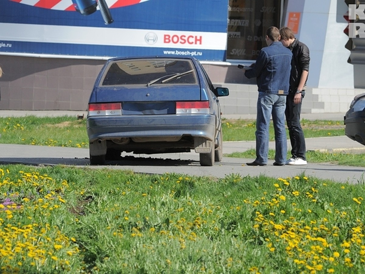 На опасном перекрестке в центре Перми, где «четырнадцатая» сбила годовалого  ребенка, чиновники пообещали поставить дублирующий светофор - KP.RU