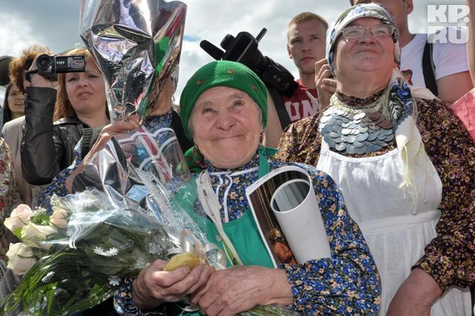 «Бурановских бабушек» встречали бурно: на глазах Натальи Пугачевой даже выступили слезы.