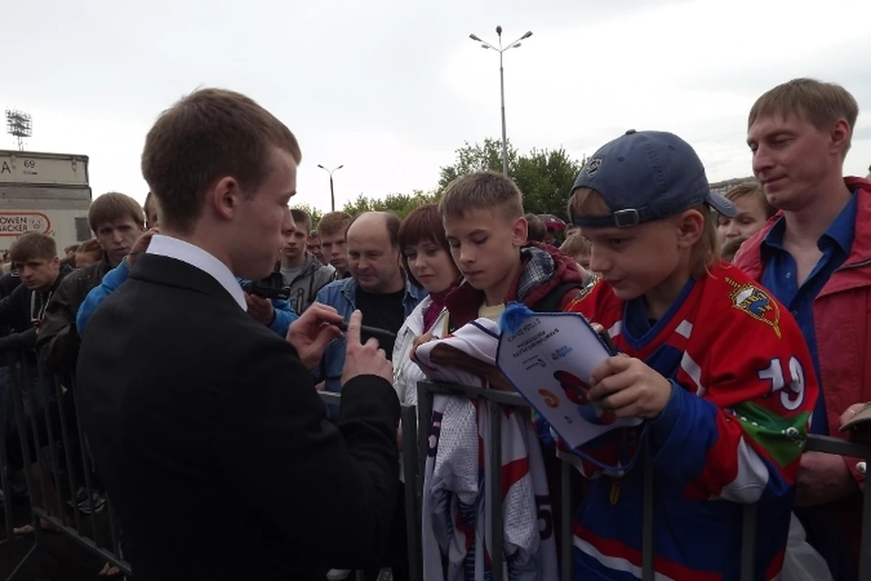 Денис Кокарев раздает автографы