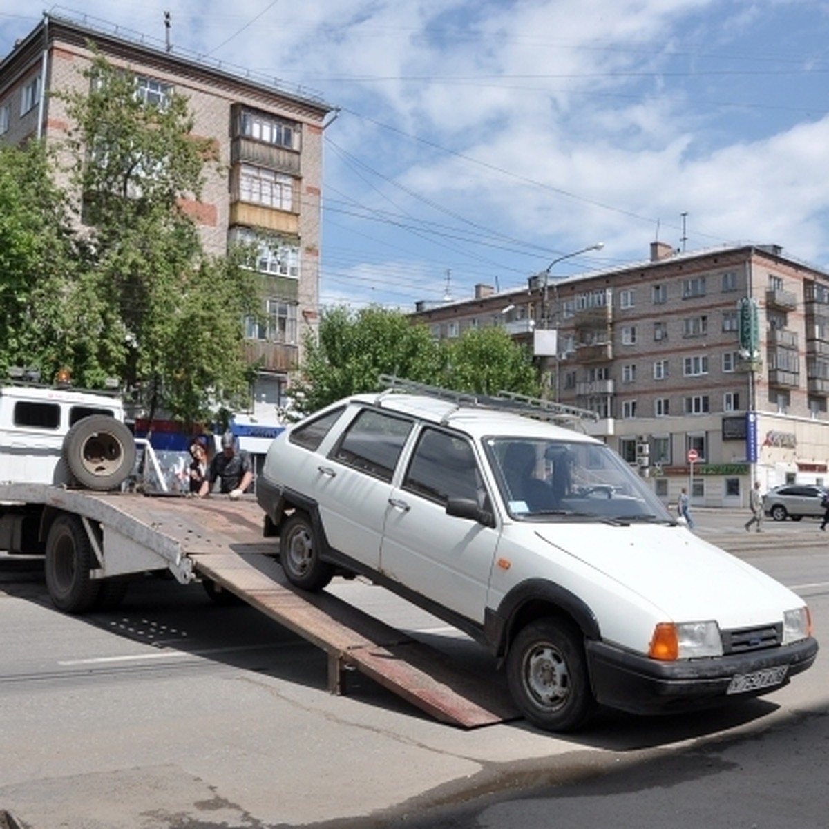 Стоимость доставки автомобиля на штрафстоянку в Ижевске с 1 июля 1300  рублей - KP.RU