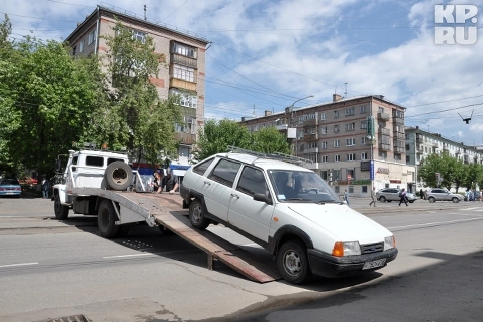 С этого момента за перемещение машины на штрафстоянку владелец автомобиля заплатит 1300 рублей.