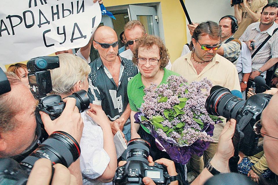 Мавроди - личность одиозная, его и любят, и ненавидят. Вот и в 2007 году, когда его выпускали на свободу, одни встречали «финансового гения» цветами, другие грозили «народным судом».