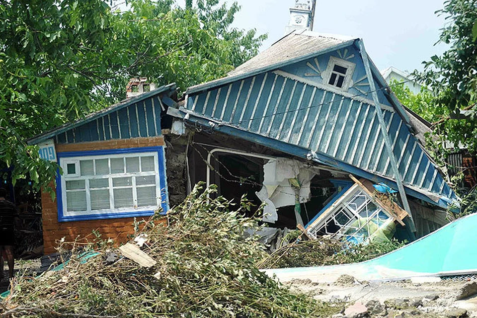 Многие саманные домики просто разломались под ударом стихии