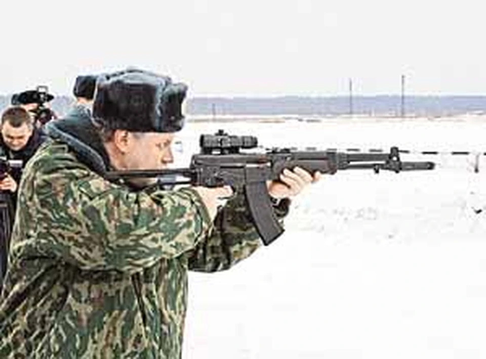 Сергей Миронов любит поупражняться с серьезным оружием.