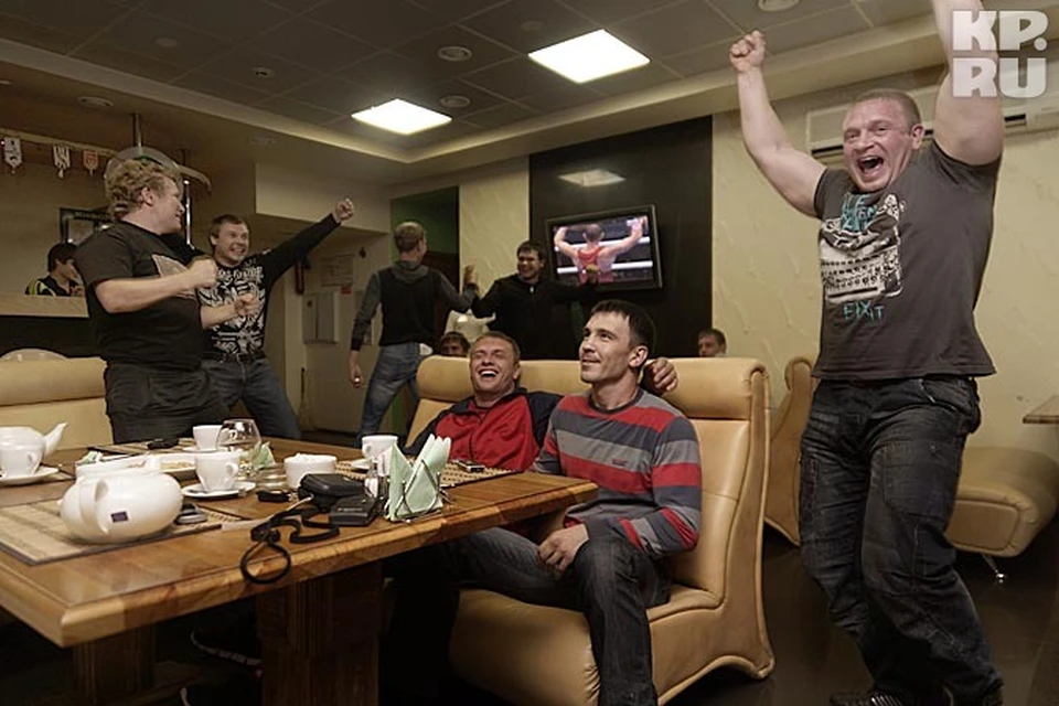 Брат олимпийского чемпиона (на диване справа) молча радовался за Егора