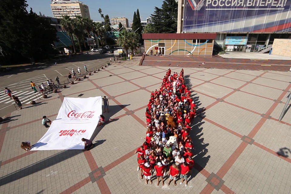 «Сoca-Cola организовала эффектный флешмоб, символизирующий прибытие Олимпийских игр в Сочи».