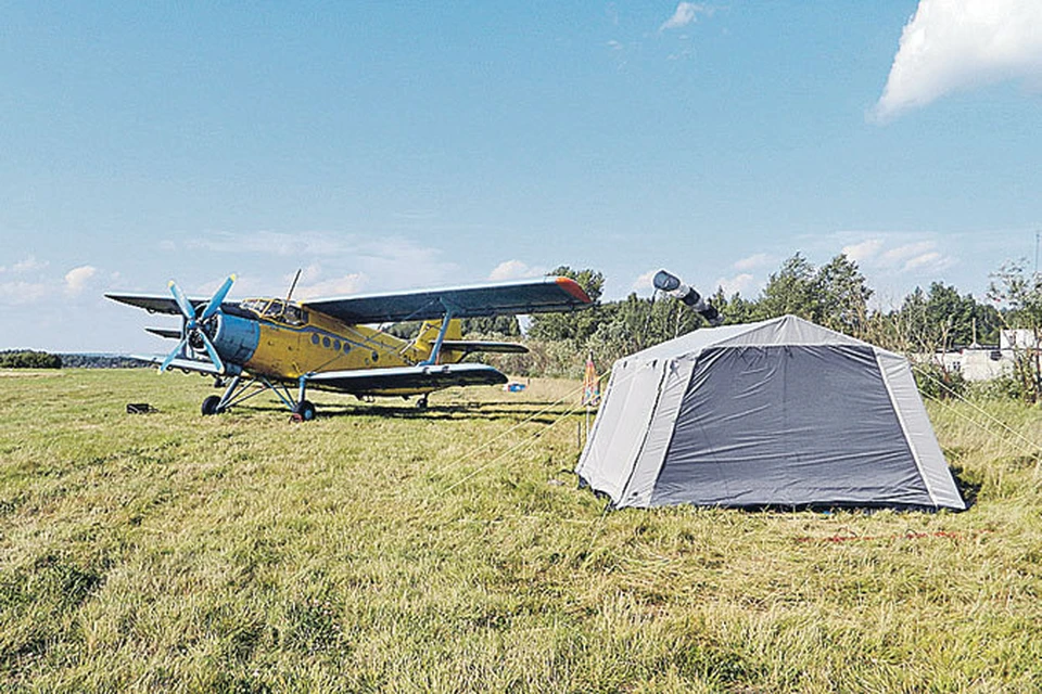 Закрыта не только взлетно-посадочная полоса, но и здание аэродрома. Летчики вынуждены отдыхать по-походному - в палатках.