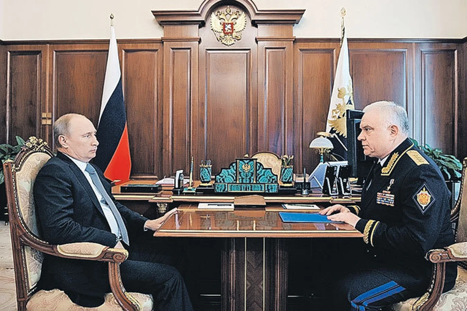 Руководитель Пограничной службы ФСБ России Владимир Проничев (справа) рассказал президенту о новой системе охраны границ.