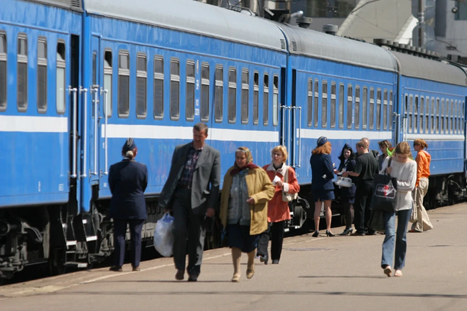 Поезд актобе алматы. Проводница поезда Алматы Москва. ЕКБ Алматы поезд.