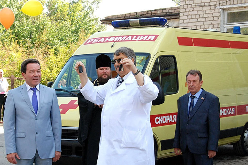 Ключи от новеньких реанимобилей главному врачу ЦГБ Александру Парфенову (в центре) передал генеральный директор СНПЗ Николай Лядин (слева).