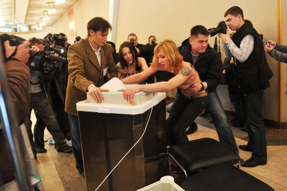 Активистки на избирательном участке