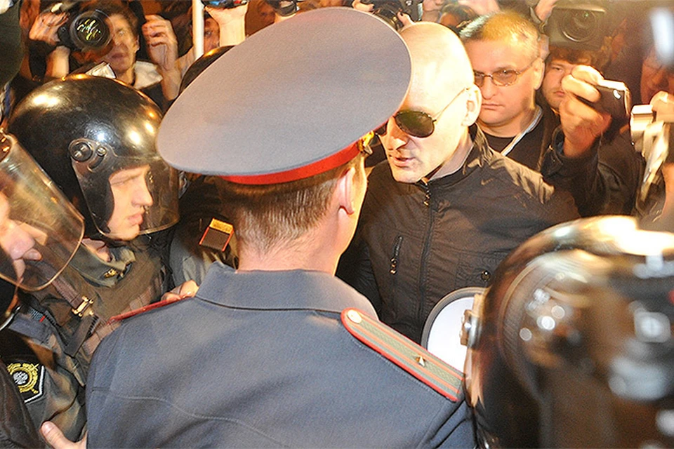 Сергей Удальцов, когда сотрудники полиции попросили митингующих освободить проезжую часть, попытался организовать несанкционированное шествие и был задержан
